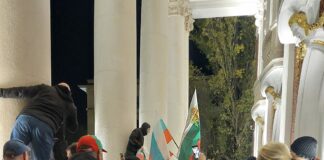 Народният театър ще върне 20 000 лева на хората, които не успяха да влязат на премиерата на „Оръжията и човекът“