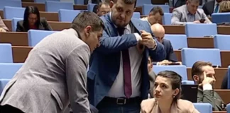 Изглежда Лена е забравила как преди дни Радостин Василев я наричаше „най-леката жена в НС“