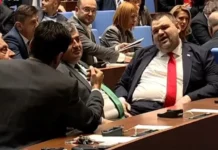 Ожесточена размяна на реплики между Петков и Пеевски на първия ред в парламента