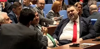 Ожесточена размяна на реплики между Петков и Пеевски на първия ред в парламента