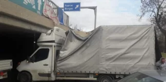 Камион се заклещи в тунел под бул. „Ботевградско шосе“ в София