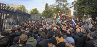 Протестиращите в Абхазия превзеха сградите на парламента, президентството и правителството