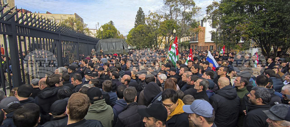 Протестиращи опозиционери превзеха днес сградите на парламента президентството и правителството