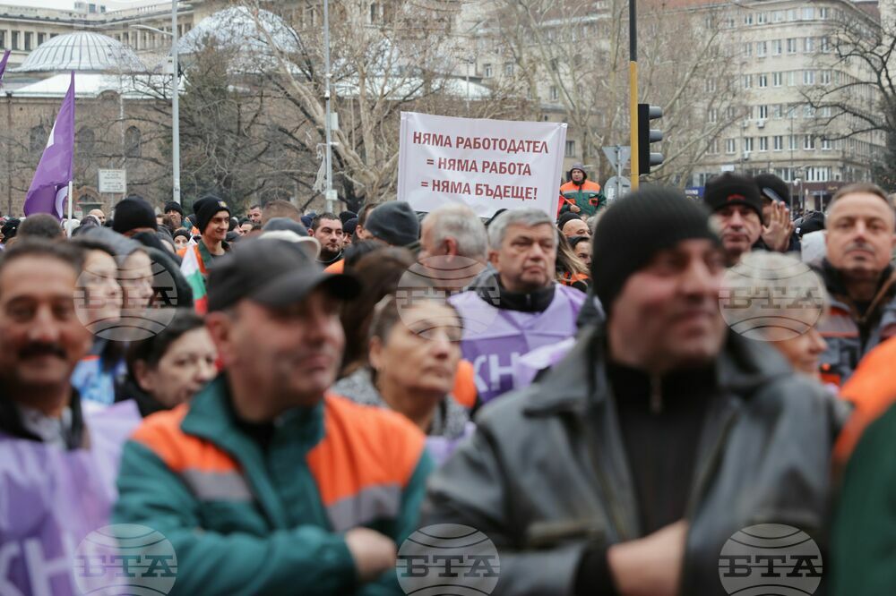 Стотици миньори се събраха на протест през сградата на Министерския