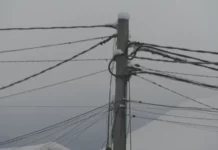 Ток удари дете, качило се на електрически стълб през голямото междучасие