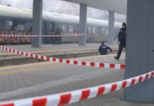 Задържаха двама за пламналия вагон на гарата в София