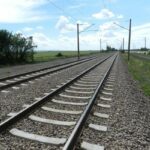 Влак дерайлира след удар в скали между гарите Дъбово и Радунци