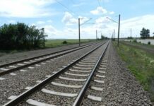 Две момичета скочиха през прозореца на движещ се влак, пропуснали спирката