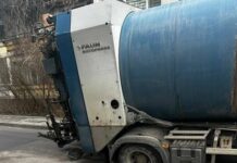 Боклукчийски камион пропадна в дупка в София