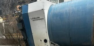 Боклукчийски камион пропадна в дупка в София