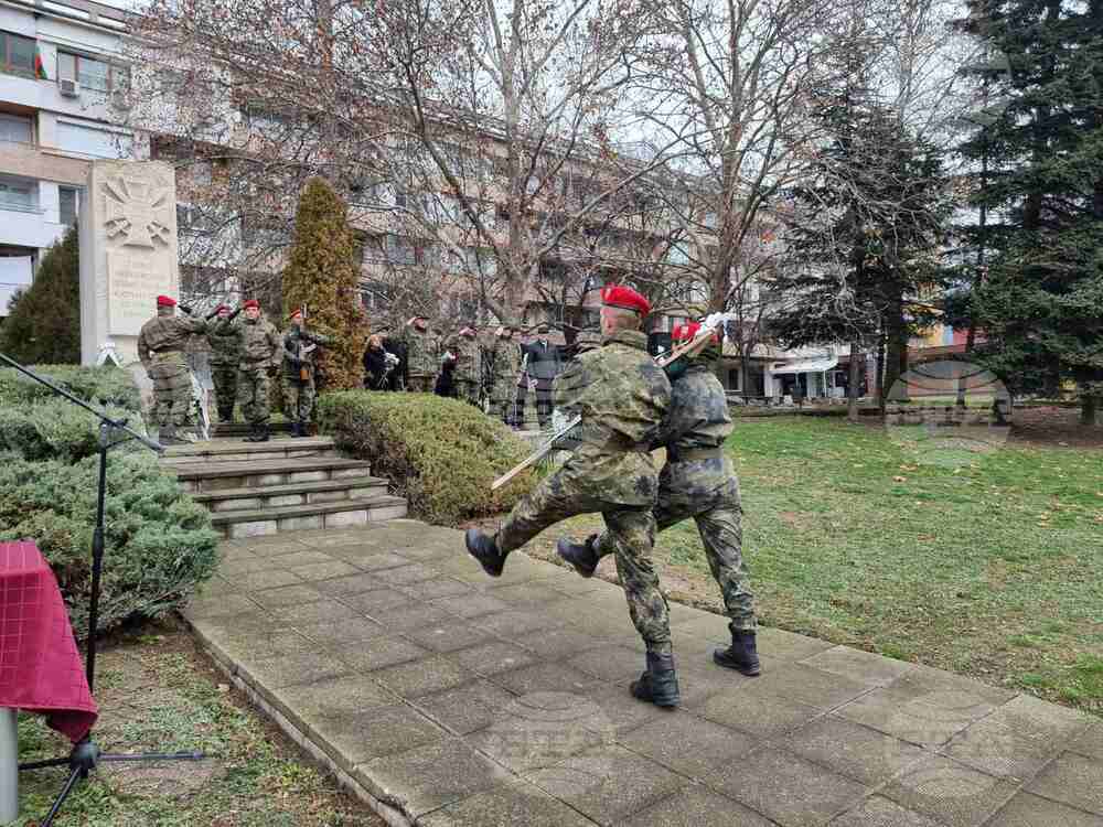 В Карлово заместник началникът на отбраната генерал лейтенант Михаил Попов