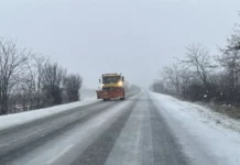Затруднено е движението по Подбалканския път край Гурково