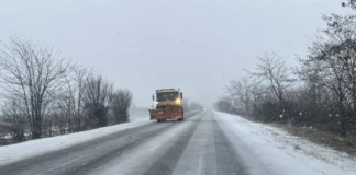 Затруднено е движението по Подбалканския път край Гурково