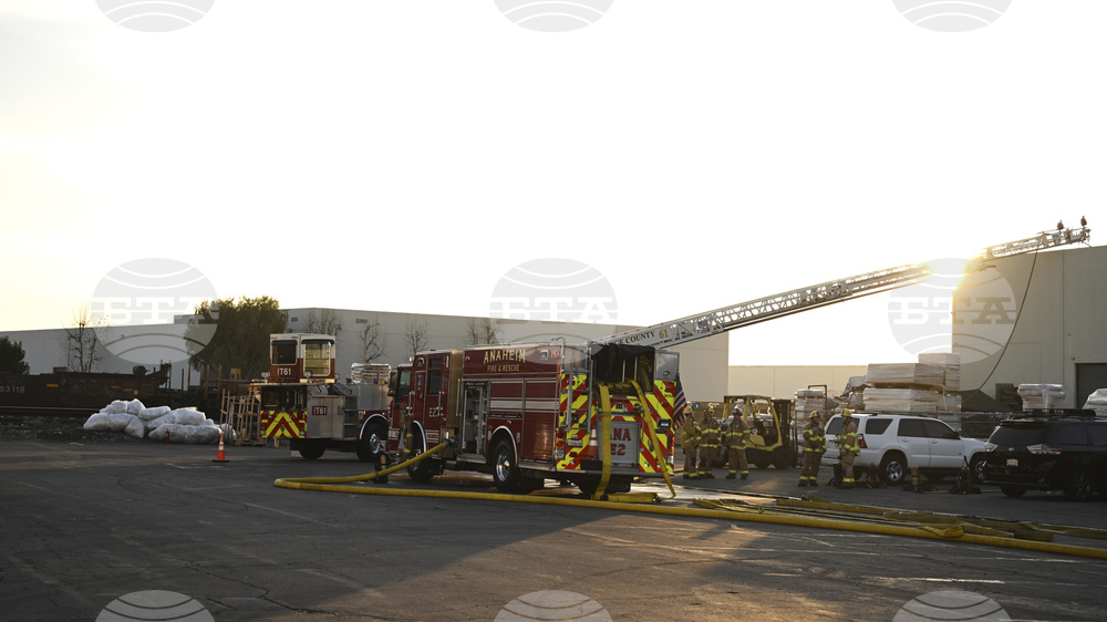 Малък самолет се вряза в търговска сграда в Калифорния При