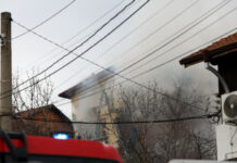 Издирват двама души под разрушената къща в Банкя