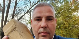 Сенсеят искал да каже на Кирил Петков, че с татко Петко са намерили майстор да изгради външна тоалетна на къщата на село