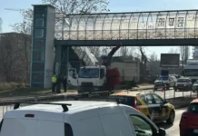 Камион се удари в пешеходен мост в София, има пострадали