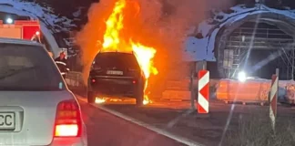 Кола горя на входа на тунел „Топли дол“ на магистрала „Хемус“