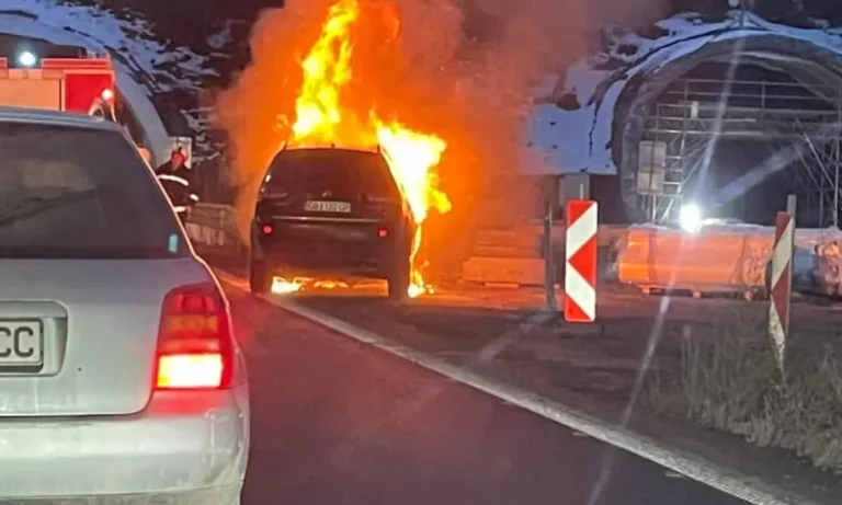 Кола горя на входа на тунел „Топли дол“ на магистрала „Хемус“