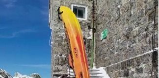 Планинар изкачи връх Мусала по бански