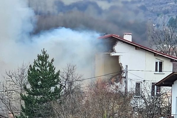 Овладян е пожарът след взрива в къща в Банкя каза