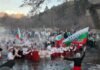 Стотици мъже се хванаха на хорото в студените води на Тунджа в Калофер