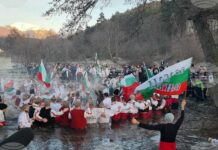 Стотици мъже се хванаха на хорото в студените води на Тунджа в Калофер