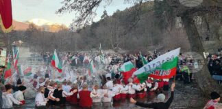 Стотици мъже се хванаха на хорото в студените води на Тунджа в Калофер