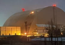 Разглобяват защитния саркофаг на АЕЦ „Чернобил”, покривът продължава да гори