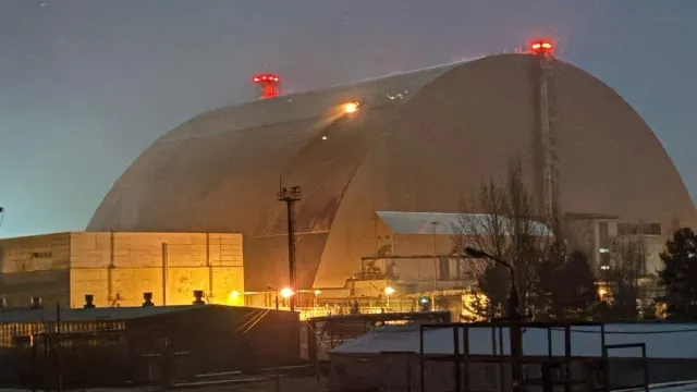 Продължават усилията за потушаване на огъня в АЕЦ Чернобил където