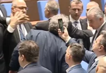 Опозицията стигна до бой, квесторите разтърваха депутати на ППДБ и „Възраждане“