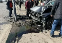 Кола връхлетя върху автобусна спирка в София, има двама пострадали