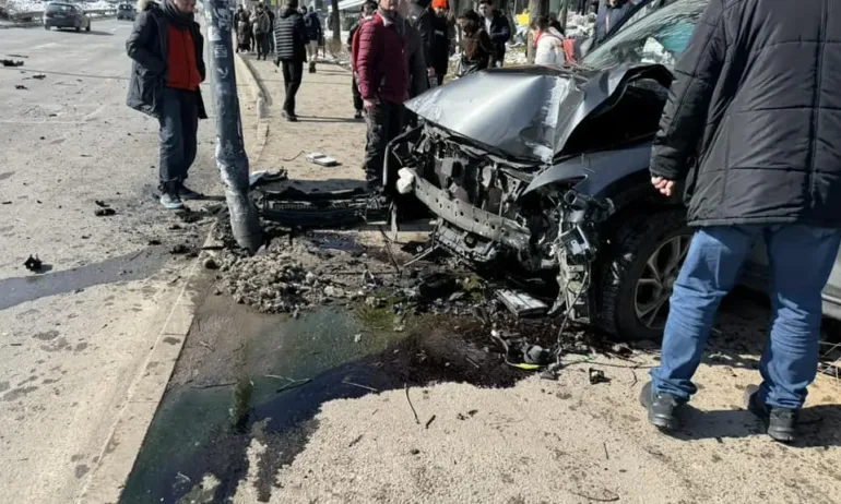 Кола се е забила в автобусна спирка на столичния булевард