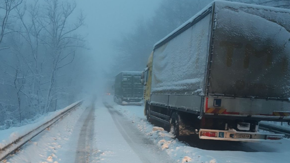 В Бургаска област остава затворен за движение пътят Слънчев бряг
