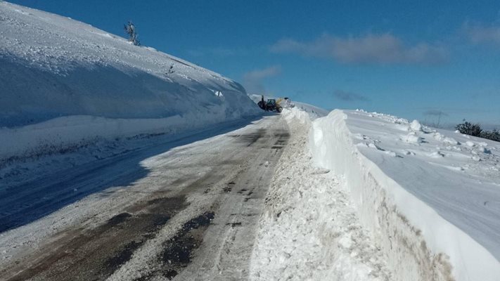 Сняг вали над цялата страна видимостта на Троянския проход е