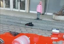 Разляха червена боя пред руското посолство