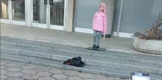 Разляха червена боя пред руското посолство