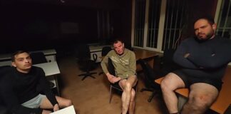 Ето трима от героите в „хепънинга“ на „Възраждане“ пред Дома на Европа