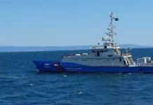 Граничари спасиха украинец и туркиня, бедстващи на гумена лодка в Черно море