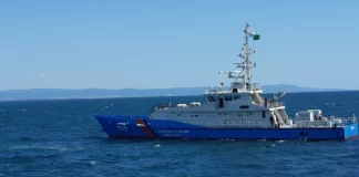 Граничари спасиха украинец и туркиня, бедстващи на гумена лодка в Черно море