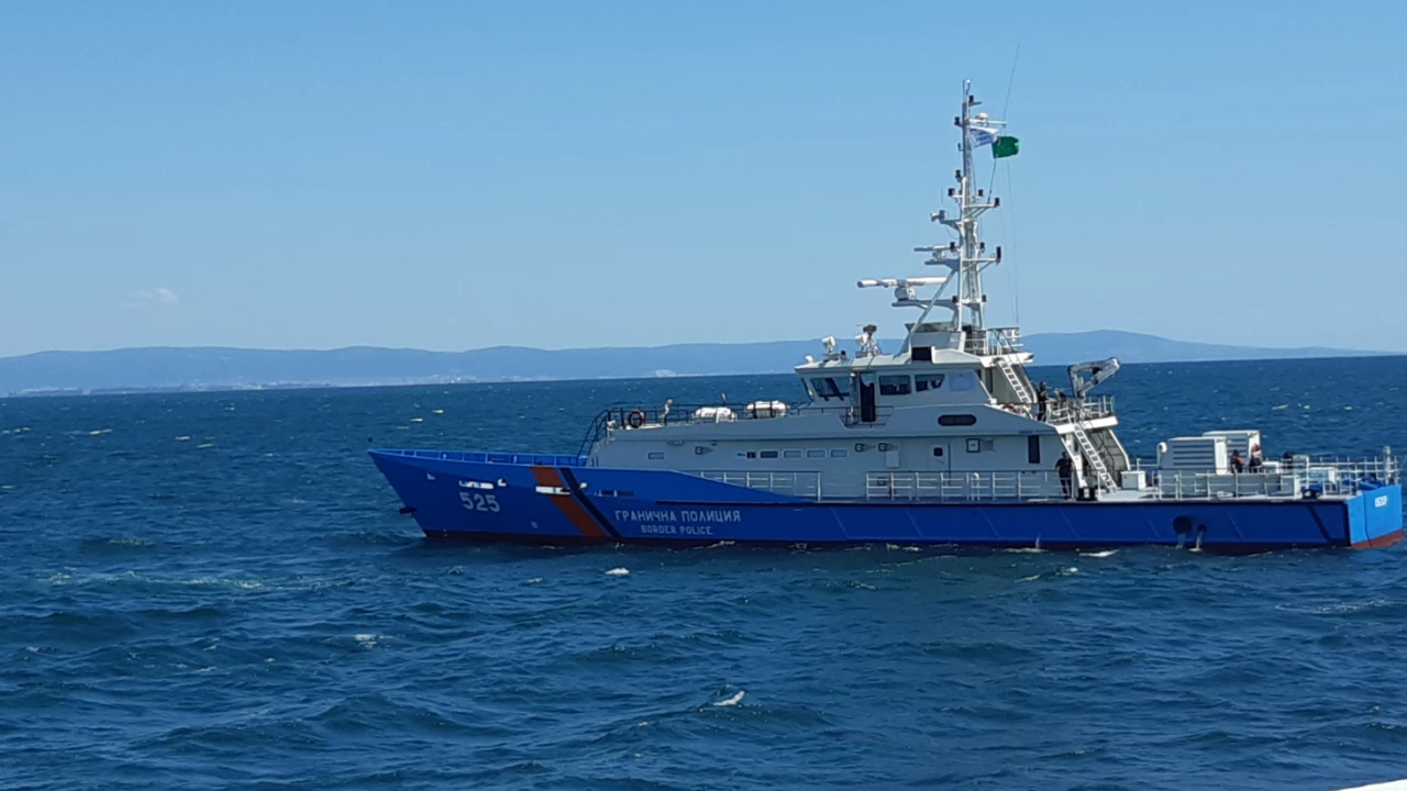 Граничният полицейски кораб Обзор участва в операция по спасяване на