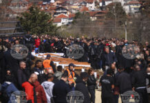 Хиляди изпратиха жертвите на пожара в нощния клуб в Кочани