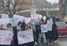 „Смърт на корупцията, искаме справедливост“: Хиляди деца на протест в Щип и Кочани /видео/