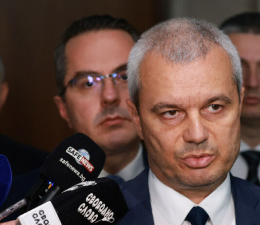 Костадинов: Президентът свали маската още преди да е започнало представлението