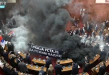 Бой, ракети и димки в сръбския парламент