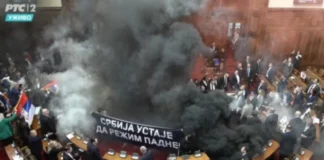 Бой, ракети и димки в сръбския парламент