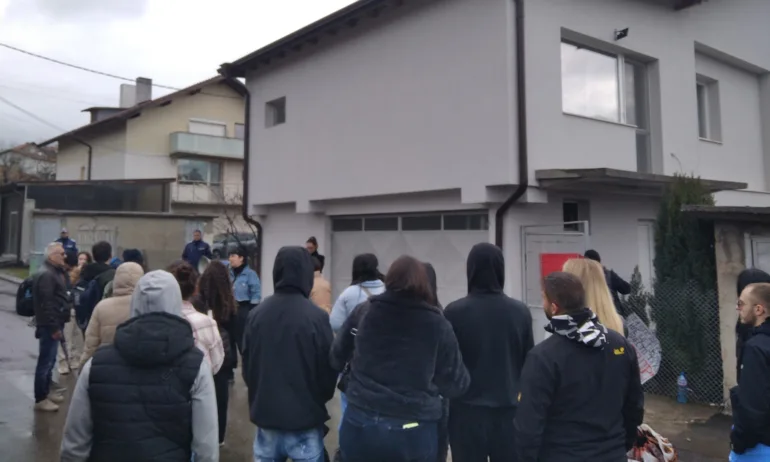 Скандирания Излезте убийци огласиха село Дивотино където е родният дом