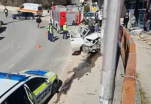 Камион се удари челно в стълб в Смолян, трима са пострадали