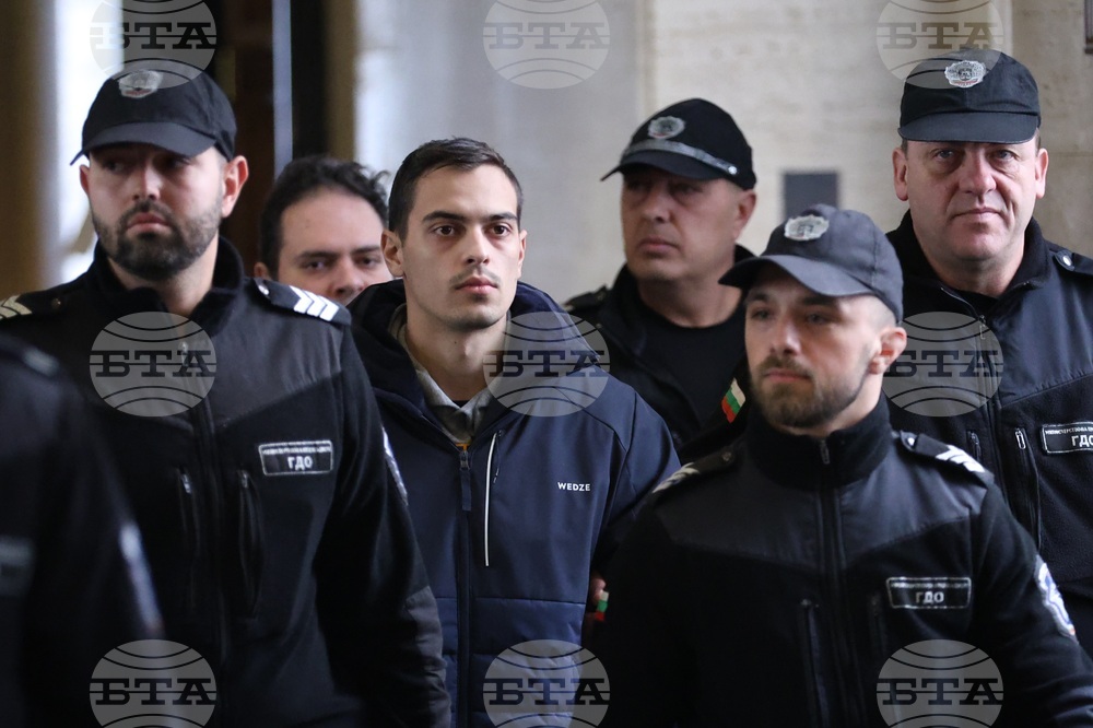 Четирима от задържаните за хулиганство пред Представителството на Европейската комисия