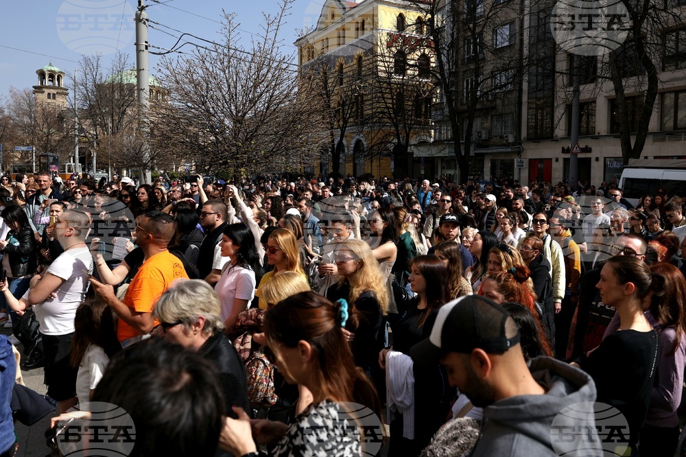  Граждани протестираха пред Съдебната палата в София срещу насилието над